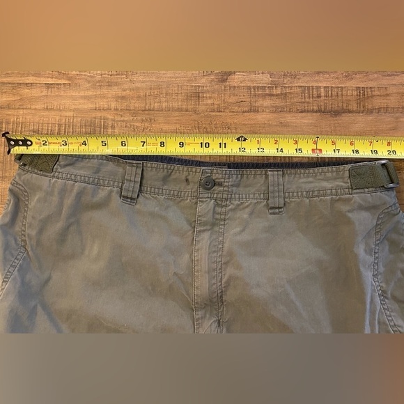 Old Navy Men’s Cargo shorts Green size 40 Belt loops zip front 6 pockets W/flaps - Picture 8 of 12